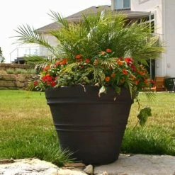 Brand new 👏 Riverside Plastics Commercial Round Polyresin Mesa Planter ⌛