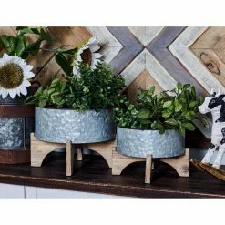 Best Sale 🎁 Novelty DecMode Farmhouse Round Iron Planters With Wooden Stands - Set Of 3 🔥 -Garden Planters & Plant Pots Sales Shop scaleUMA10436